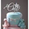 Ξύλινο Τόπερ για Τούρτα "One" με αστερια γυρο γυρο βαμενο ασημι πανω σε γαλαζια τουρτα με 2 αρκουδακια