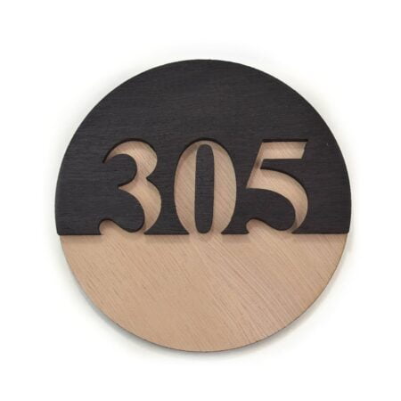 Ξύλινη στρογγυλή πινακίδα αρίθμησης δωματίου ξενοδοχείου.