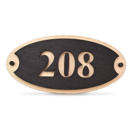 Ξύλινη οβάλ πινακίδα αρίθμησης δωματίου για ξενοδοχείο.