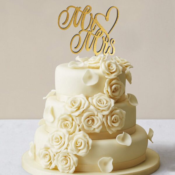 Ξύλινο Τόπερ για Γαμήλια Τούρτα Mr & Mrs βαμενο χρυσο με καρδια ασπρη τουρτα με τριανταφυλα