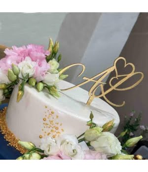 Ξύλινο Τόπερ για Γαμήλια Τούρτα με Αρχικά Ζευγαριού με λουλουδια και χρυσα sprinkles