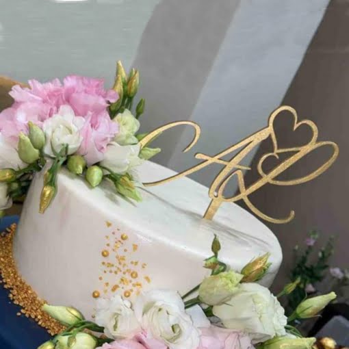Ξύλινο Τόπερ για Γαμήλια Τούρτα με Αρχικά Ζευγαριού με λουλουδια και χρυσα sprinkles