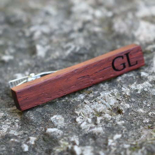 Καρφίτσα Γραβάτας Ανοξειδωτο & Ξύλο Κερασιά Με Χαραγμένα Αρχικά - Image 4