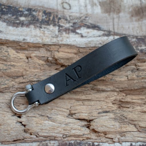 Δερμάτινο Μπρελόκ Μαύρο με Αρχικά - Image 2