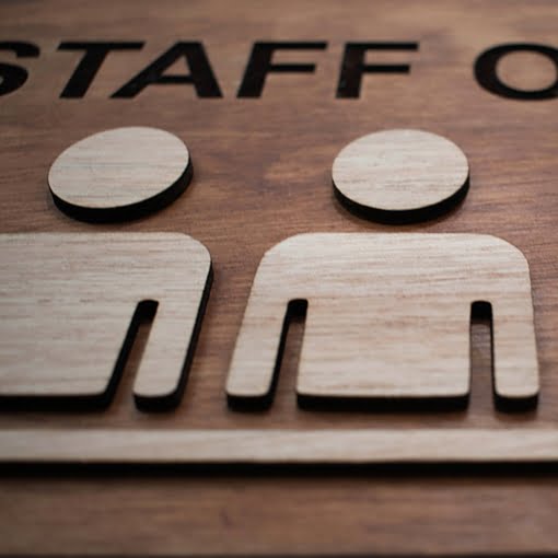 Ξύλινη Πινακίδα Staff Only 20X30cm - Image 2