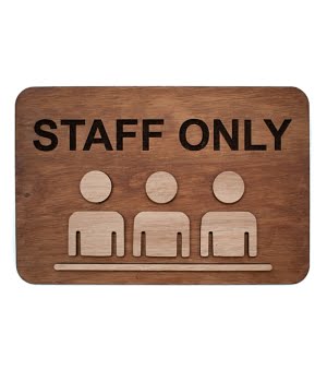 Ξύλινη πινακίδα "Μόνο προσωπικό", "STAFF ONLY" με σχέδιο.