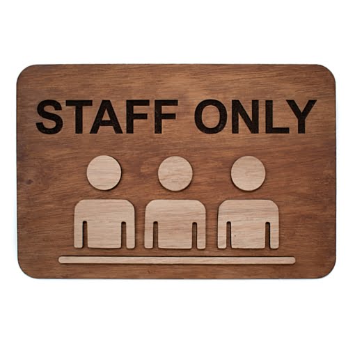Ξύλινη πινακίδα "Μόνο προσωπικό", "STAFF ONLY" με σχέδιο.