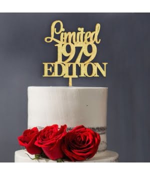 Ξύλινο Τόπερ για Τούρτα Γενεθλίων με Έτος Γέννησης πανω γραφει limited μεση 1979 και κατω edition βαμμενο χρυσο