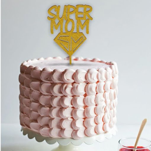 Ξύλινο Τόπερ για Τούρτα Super Mom με σημα σμ βαμμενο χρυσο πανω σε τουρτα ροζ