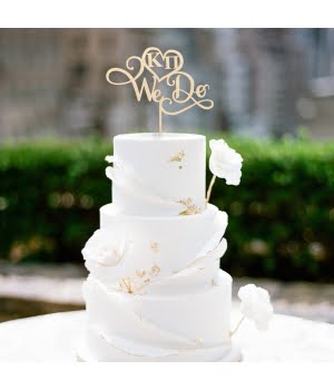 Ξύλινο Τόπερ για Γαμήλια Τούρτα με Αρχικά μεσα σε καρδια Ζευγαριού We Do!πανω σε ασπρη τουρτα