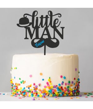 Ξύλινο Τόπερ για Τούρτα Little Man με Όνομα με καπελο και μουστακι το ονομα γραμμενο πανω στο μουστακι με μπλε γραμμτα ολο μαυρο πανω σε τοτυρτα λευκη με πολυχρωμα πιτσιλιες