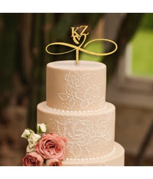 Ξύλινο Τόπερ Άπειρο για Γαμήλια Τούρτα με Αρχικά Ζευγαριού με καρδια πανω σε λευκη τουρτα με ροζ τριανταφυλα