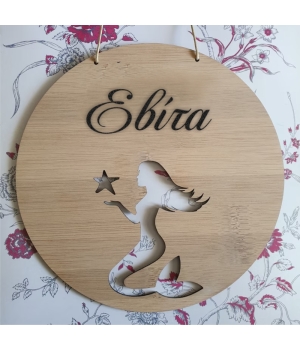 ξύλινη πινακίδα στρογγυλή με κορδονάκι με χαραγμένο όνομα και διάτρητο σχέδιο γοργόνα