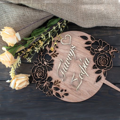 Ξύλινο Τόπερ για Γαμήλια Τούρτα 25cm με Ονόματα Ζευγαριού και Λουλούδια - Image 2