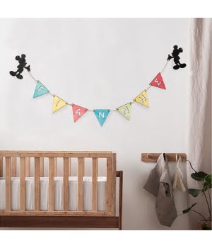 γιρλάντα με τρίγωνα ξύλινα σημαιάκια δεμένα με σκοινί σε διάφορα έντονα χρώματα με ένα γράμμα πάνω σε κάθε σημαιάκι για να σχηματίζουν όνομα και δυο φιγούρες μίκυ μάους στισ άκρες