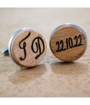 μανικετόκουμπα από ξύλο με χαραγμένα αρχικά στο ένα και ημερομηνία στο άλλο