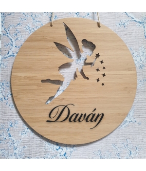 ξύλινη πινακίδα στρογγυλή με κορδονάκι με χαραγμένο όνομα και διάτρητο σχέδιο νεράιδα με ραβδάκι και αστέρια