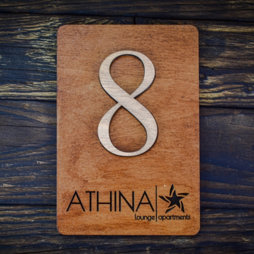 ξύλινη πινακίδα 10Χ15cm για δωμάτιο ξενοδοχείου με επικολλημένο αριθμό 8 και εγχάρακτο λογότυπο από κάτω