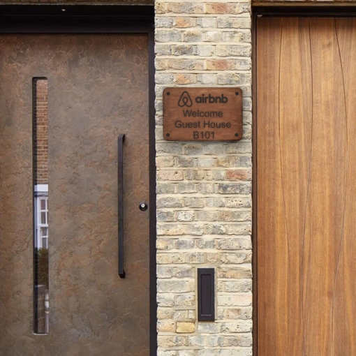 Ξύλινη Πινακίδα για Διαμέρισμα Airbnb - Image 3
