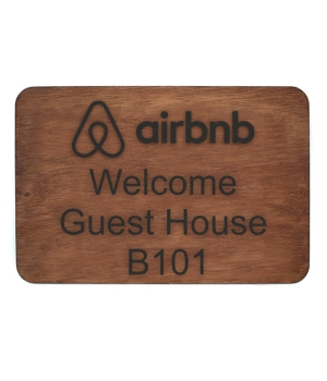 πινακιδα για airbnb με μήνυμα στα αγγλικά και τον αριθμό του διαμερίσματος