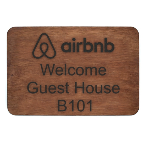 πινακιδα για airbnb με μήνυμα στα αγγλικά και τον αριθμό του διαμερίσματος