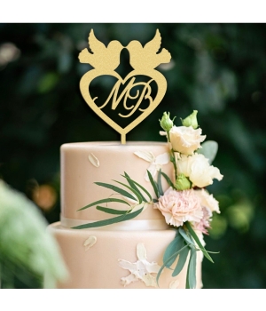 Ξύλινο Τόπερ για Γαμήλια Τούρτα με Αρχικά Ζευγαριού σε καρδιά και δύο Περιστέρια