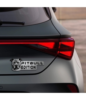 Αυτοκόλλητο Pitbull Edition σε μεταλλικό φινίρισμα, με κεφαλή Pitbull, τοποθετημένο στο πίσω μέρος ενός σκούρου γκρι αυτοκινήτου δίπλα στα φώτα.
