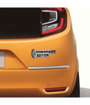 Αυτοκόλλητο Pregnant Edition σε μεταλλικό φινίρισμα, με σιλουέτα εγκύου, τοποθετημένο στο πορτ-μπαγκάζ ενός πορτοκαλί αυτοκινήτου.