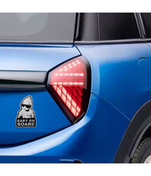 Αυτοκόλλητο Baby on Board σε μεταλλικό φινίρισμα, με μωρό που φοράει γυαλιά ηλίου, τοποθετημένο στο πίσω μέρος ενός μπλε αυτοκινήτου.