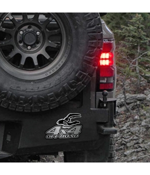 Αυτοκόλλητο Road Runner 4x4 Off Road με μεταλλικό φινίρισμα, τοποθετημένο στο πίσω μέρος (προφυλακτήρας) ενός σκούρου off-road οχήματος, δίπλα στη ρεζέρβα και τα κόκκινα πίσω φώτα.