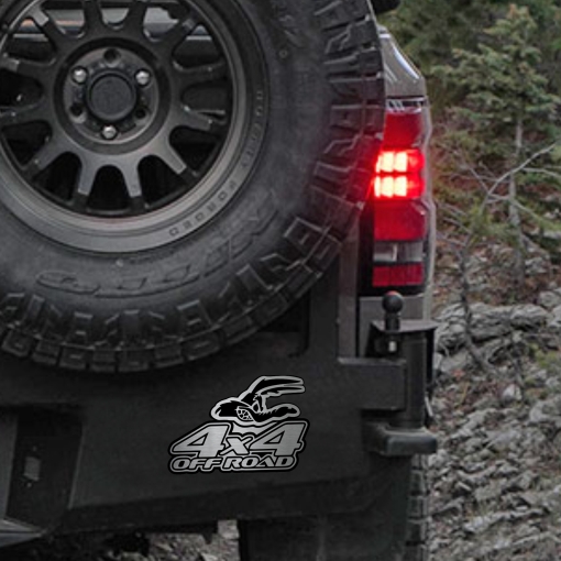 Αυτοκόλλητο Road Runner 4x4 Off Road με μεταλλικό φινίρισμα, τοποθετημένο στο πίσω μέρος (προφυλακτήρας) ενός σκούρου off-road οχήματος, δίπλα στη ρεζέρβα και τα κόκκινα πίσω φώτα.