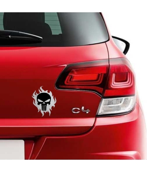 Αυτοκόλλητο κρανίο Punisher με φλόγες, μαύρο και μεταλλικό φινίρισμα, τοποθετημένο στο πορτ-μπαγκάζ ενός κόκκινου αυτοκινήτου.