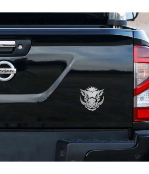 Αυτοκόλλητο κεφαλής Αγριόχοιρου (Wild Hog) με χαυλιόδοντες, σε μεταλλικό φινίρισμα, τοποθετημένο στο πίσω μέρος ενός μαύρου pick-up.