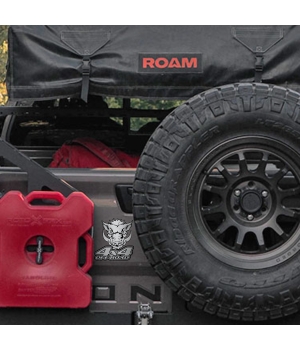 Αυτοκόλλητο Wild Hog 4x4 Off Road, σε μεταλλικό φινίρισμα, τοποθετημένο στο πίσω μέρος ενός 4x4 οχήματος δίπλα σε κόκκινο δοχείο καυσίμων και ρεζέρβα.