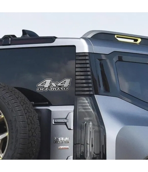 Αυτοκόλλητο 4x4 OFF ROAD σε μεταλλικό φινίρισμα, τοποθετημένο στο πλάι ενός γκρι 4x4 οχήματος, δίπλα στη ρεζέρβα.