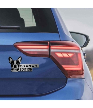 Αυτοκόλλητο French Bulldog Edition σε μεταλλικό φινίρισμα, με κεφαλή Γαλλικού Μπουλντόγκ, τοποθετημένο στο πίσω μέρος ενός μπλε αυτοκινήτου δίπλα στα φώτα.