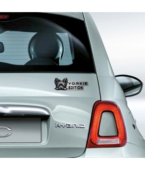 Αυτοκόλλητο Yorkie Edition σε μεταλλικό φινίρισμα, με κεφαλή Yorkshire Terrier, τοποθετημένο στο πίσω μέρος ενός λευκού αυτοκινήτου.