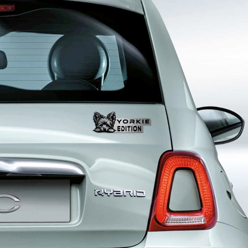 Αυτοκόλλητο Yorkie Edition σε μεταλλικό φινίρισμα, με κεφαλή Yorkshire Terrier, τοποθετημένο στο πίσω μέρος ενός λευκού αυτοκινήτου.