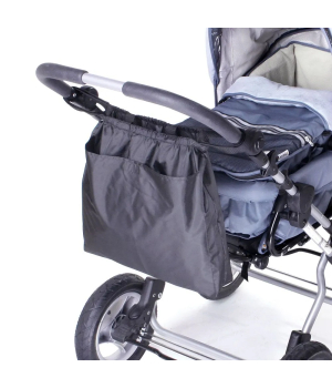 απλή τσάντα καροτσιού μαύρη για ψώνια περασμένη στο χερούλι του καροτσιού